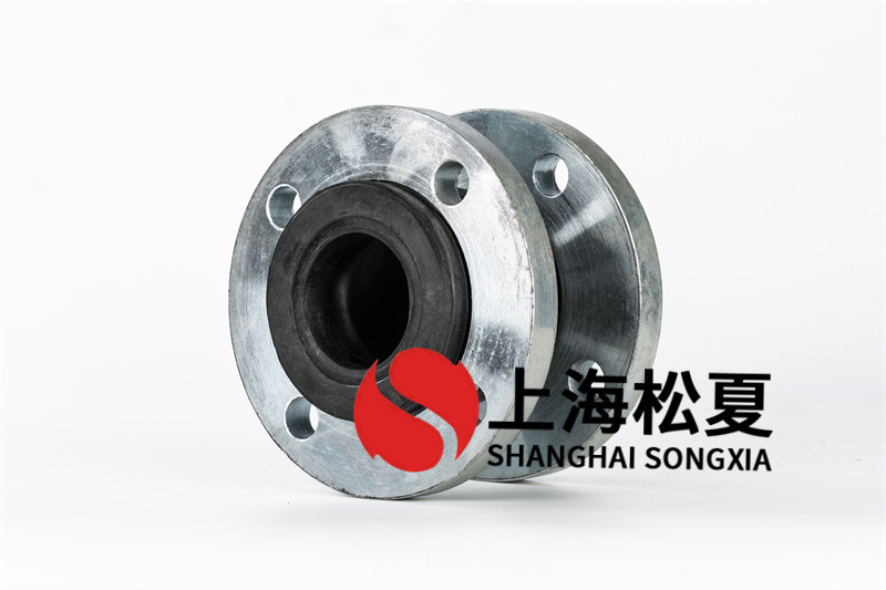 組裝球型橡膠軟接頭時，地腳螺栓的螺桿擠出機應(yīng)伸進三通接頭兩側(cè)